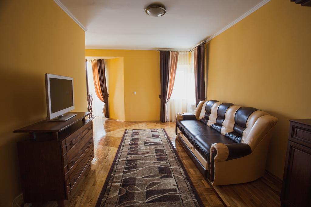 Appartement Saxony Dim à TTchernivtsi Extérieur photo